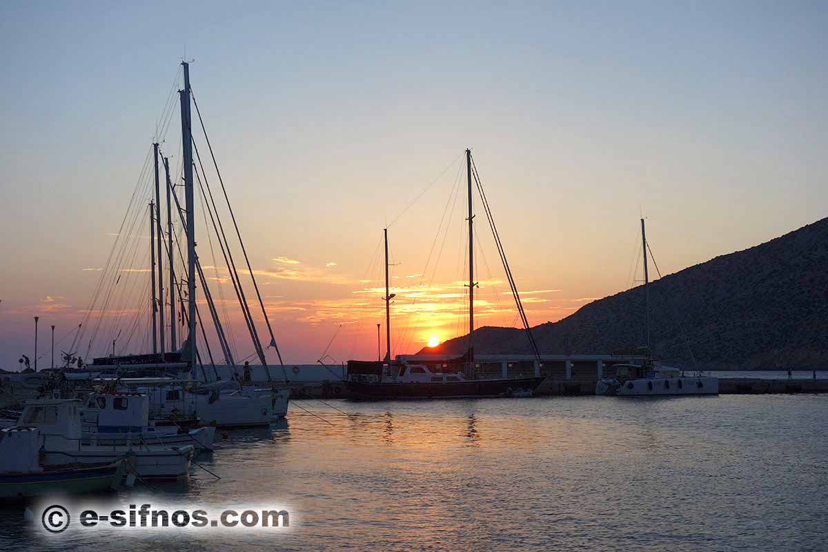 Segelboote im Hafen von Sifnos bei Sonnenuntergang