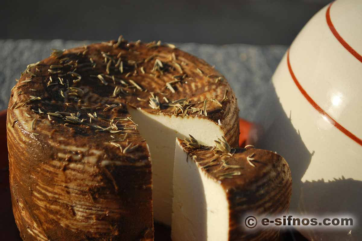 Manoura [Käse], in Weintrester gereift – traditioneller Käse von Sifnos